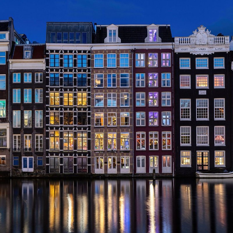 Fotografia das casas junto ao canal, em Amesterdão